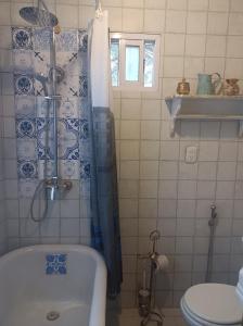 y baño con lavabo, aseo y bañera. en Casa de campo Miramar Norte en Miramar