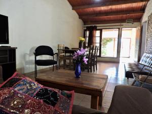 派桑杜Hostel Lazy Gaucho的客厅,木桌上放着花瓶