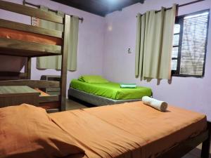 Hostel Lazy Gaucho في بايساندو: غرفة نوم بسريرين بطابقين وسرير بطابقين