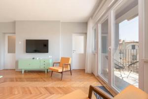 un soggiorno con armadio verde e TV di Nona Mileva Apartment a Pola (Pula)