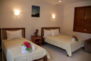 Rúm í herbergi á Hideaway Hotel