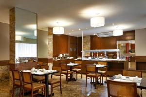 En restaurant eller et spisested på Windsor Palace Copacabana