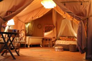 Postel nebo postele na pokoji v ubytování Les Toiles de La Tortillère tentes luxes safari lodge glamping insolite + 34 fotografií