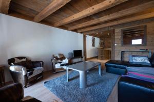 ein Wohnzimmer mit einem Sofa und einem Tisch in der Unterkunft Ferme de Faustine 2 - piscine in Saint-Gervais-les-Bains