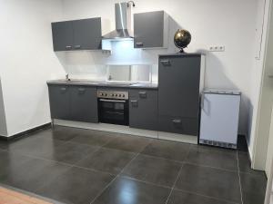 uma cozinha com um fogão e um frigorífico em Apartment HomeBo em Bochum