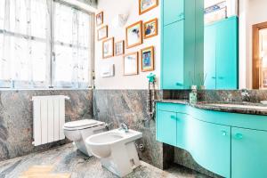 La salle de bains est pourvue de toilettes et d'un lavabo. dans l'établissement Residenza il Ciliegio, à Busto Arsizio