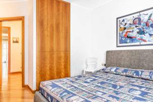 - une chambre avec un lit et une armoire en bois dans l'établissement Residenza il Ciliegio, à Busto Arsizio