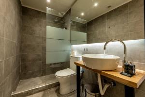 Phòng tắm tại Phaedrus Living: City Center Executive Flat Stadiou