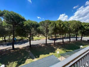 een balkon met uitzicht op een park met bomen bij Hotel Marvin in Montepulciano