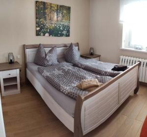- une chambre avec un grand lit et des oreillers dans l'établissement Ferienwohnung Zum Ausblick, à Kurort Altenberg