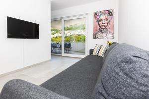 sala de estar con sofá y TV de pantalla plana en Sunny Side Central, en Dubrovnik