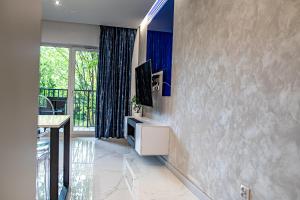 Televízia a/alebo spoločenská miestnosť v ubytovaní Luksusowy apartament na Starym Miescie