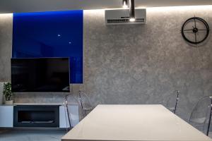 Televízia a/alebo spoločenská miestnosť v ubytovaní Luksusowy apartament na Starym Miescie