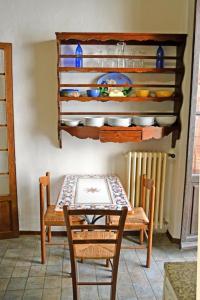 een tafel en stoelen in een kamer met een tafel en een tafel en een tafel bij Casa Cara Mia in Cortona