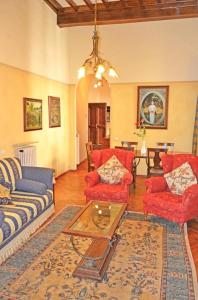 een woonkamer met 2 banken en een tafel bij Casa Cara Mia in Cortona