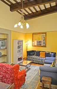 een woonkamer met banken en een salontafel bij Casa Cara Mia in Cortona