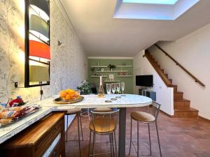 una cucina con un'ampia isola con sedie e un tavolo di Rooftop Boho Loft Spanish Steps a Roma