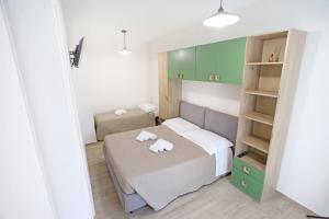 ein kleines Zimmer mit einem Bett mit Handtüchern darauf in der Unterkunft Al Cuore di Valeggio in Valeggio sul Mincio