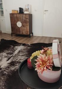 um quarto com uma mesa com flores em Casa Viela Cega em Viana do Castelo