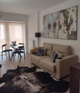 uma sala de estar com um sofá e uma mesa em Casa Viela Cega em Viana do Castelo