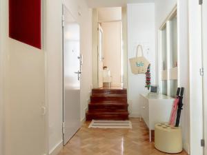 een hal met een trap met een trap bij E36 - ideal for families - large areas in Porto