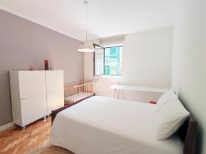 1 dormitorio con 1 cama blanca y armario blanco en E36 - ideal for families - large areas, en Oporto