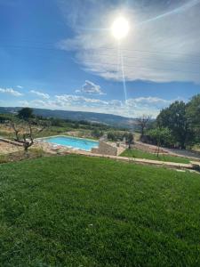 una vista de una piscina de agua en un campo en Agriturismo Pane e Olio, en Todi