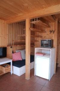 Habitación con cama con microondas. en Chalet Chocolat, en Hohentauern