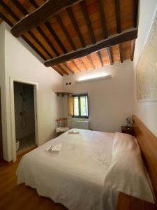 a bedroom with a large white bed in a room at Agriturismo La Sorgente di Rossi Valentino in Larciano