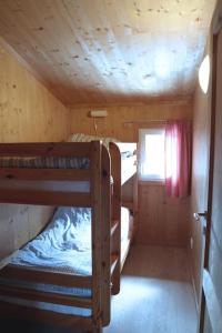 a small room with two bunk beds and a window at Chalet Chocolat in Hohentauern