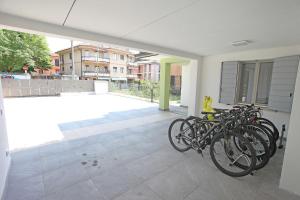 un gruppo di biciclette parcheggiate in una stanza di Al Cuore di Valeggio a Valeggio sul Mincio