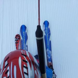 grupa nart, kij bejsbolowy i hełm w obiekcie Chalet Chocolat w mieście Hohentauern