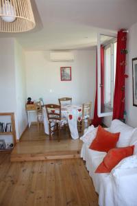 ein Wohnzimmer mit einem Tisch und einem Esszimmer in der Unterkunft À l'ombre du mûrier in Blauvac