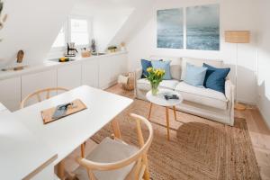 - un salon avec un canapé et une table dans l'établissement Haus Salz&Sand Lüttje Tide, à Norderney