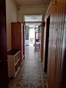 a hallway of a house with a room with a floor at Habitación en el centro barcelona in Barcelona