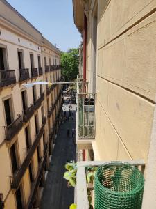Habitación en el centro barcelona tesisinde bir balkon veya teras