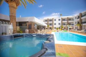 una piscina frente a un hotel en Club Atlántico, en Puerto del Carmen