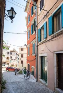 rower zaparkowany na ulicy obok budynku w obiekcie Nata Apartment 4 stars w Rovinj