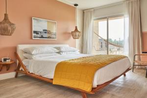 1 dormitorio con cama grande y ventana grande en The June Motel en Sauble Beach