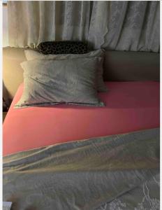 ein Bett mit zwei Kissen mit Vorhang in der Unterkunft Best location port hercule monaco in Monte Carlo