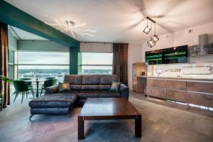 ein Wohnzimmer mit einem Sofa und einem Tisch in der Unterkunft Sea Towers Panoramic Penthouse in Gdynia