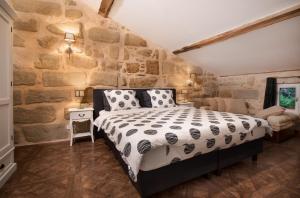 a stone walled bedroom with a bed in a room at Vandenbeld Wines B&B in Minzac +45 photos