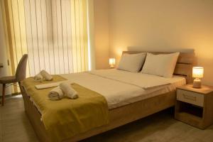 ein Schlafzimmer mit einem Bett mit Handtüchern darauf in der Unterkunft Darki Apartment 2 - Very Central Stay With Free Parking in Ohrid