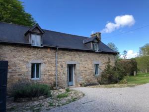 Saint-Nicolas-du-Pélem的住宿－merveilleux cottage dans parc de 7,5 hectares，相簿中的一張相片