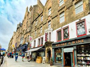 Imagen de la galería de Lively & Energetic 2BR on The Royal Mile, en Edimburgo