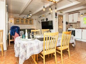 uma cozinha e sala de jantar com mesa e cadeiras em 5 person holiday home in Hemmet em Hemmet