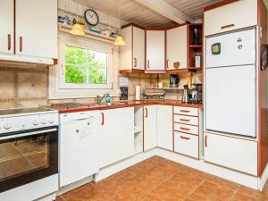 una cocina con electrodomésticos blancos y una ventana en 5 person holiday home in Hemmet en Hemmet