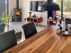 - un salon avec une table en bois et une cheminée dans l'établissement Holiday home Sjællands Odde XII, à Yderby