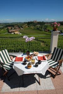 stół z jedzeniem z dwoma krzesłami w obiekcie AGRITURISMO CINQUE CAMINI w mieście San Marzano Oliveto