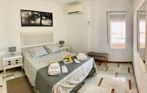 una camera da letto con un letto e asciugamani di FAISÁN 20 Apartamento a Granada
